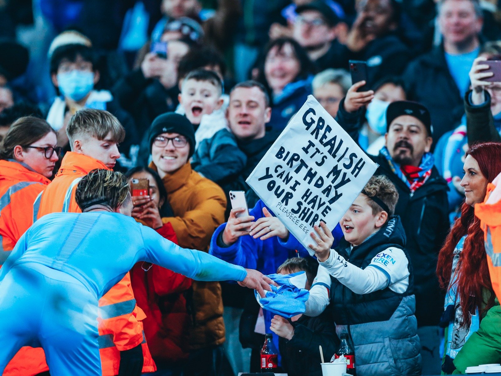 现出强烈的 现出强烈的